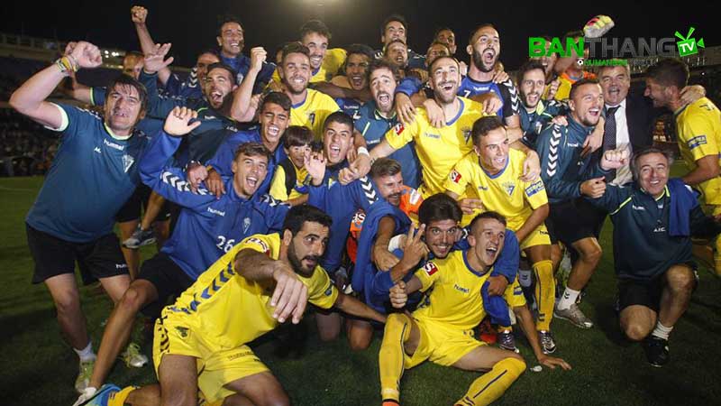 2 đội dẫn đầu bảng và đội chiến thắng trong trận play-off sẽ được thăng hạng lên LaLiga